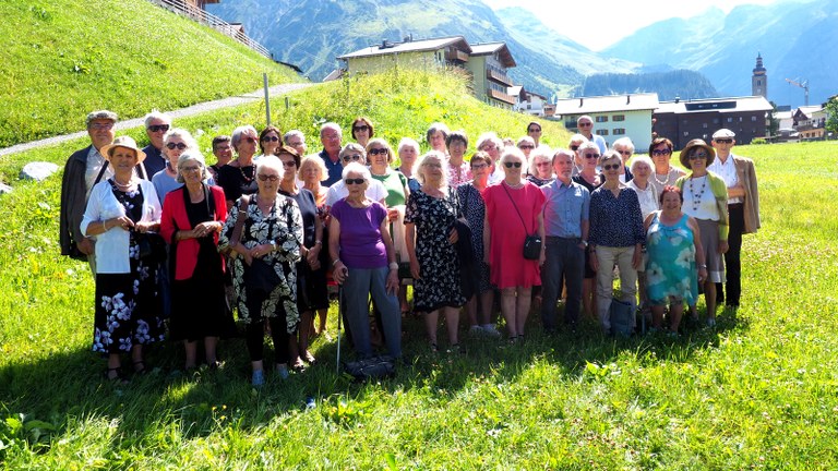 Die Seniorengruppe vor dem Omeshorn in Lech