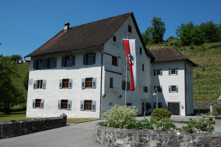 Die Gemeinde Röthis erwarb 1981 das unter Denkmalschutz stehende Röthner Schlössle. 1989 wurden die umfangreichen Renovierungsmaßnahmen abgeschlossen. Heute ist das Röthner Schlössle Sitz der Gemeindeverwaltung und des Standesamtes.